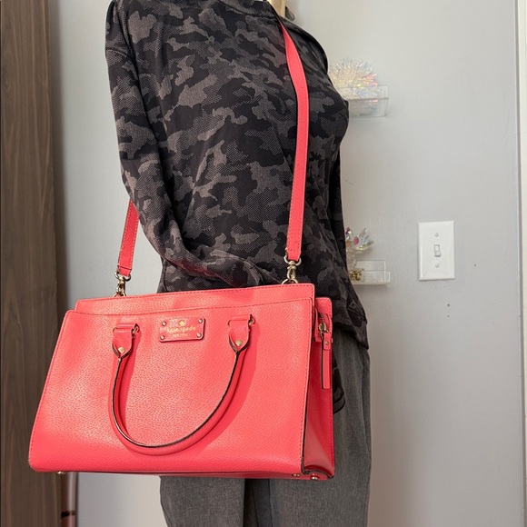 kate spade Handbags - Kate Spade EUC coral pebble, leather satchel bag. Cross/removeable strap